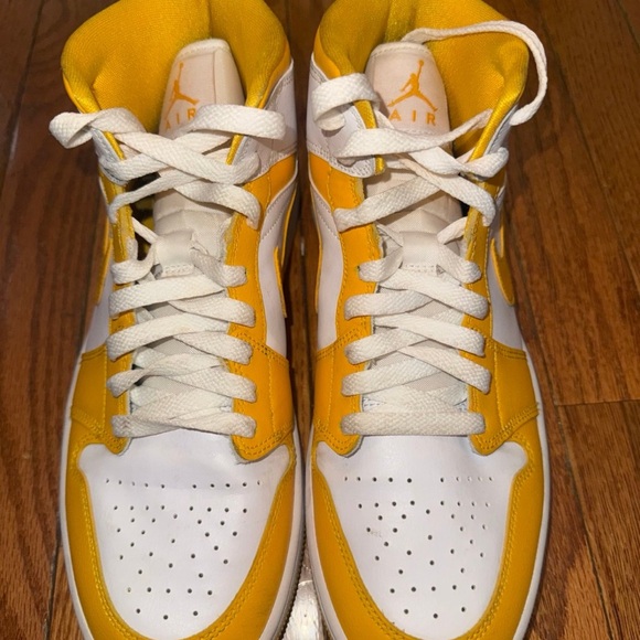 Nike Air Jordan White and Yellow High-Tops - Picture 4 of 7